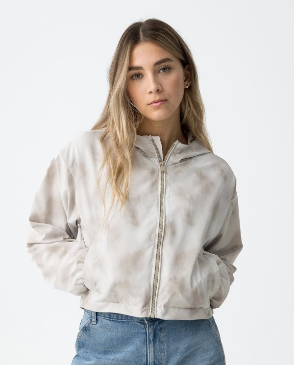CHAQUETA CORTAVIENTOS CON CAPUCHA BEIGE