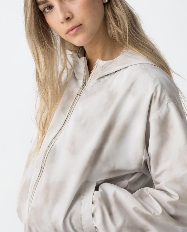 CHAQUETA CORTAVIENTOS CON CAPUCHA BEIGE