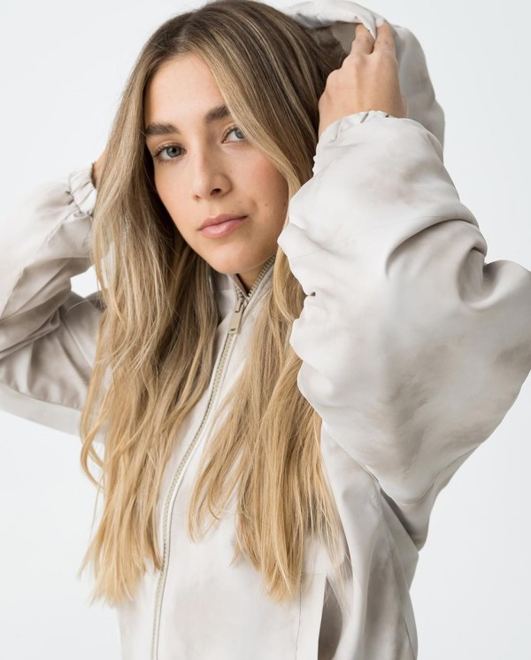 CHAQUETA CORTAVIENTOS CON CAPUCHA BEIGE